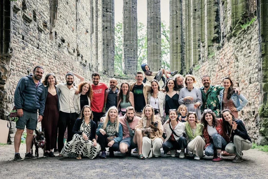 Dobrovolníci Forestink při práci v pralese