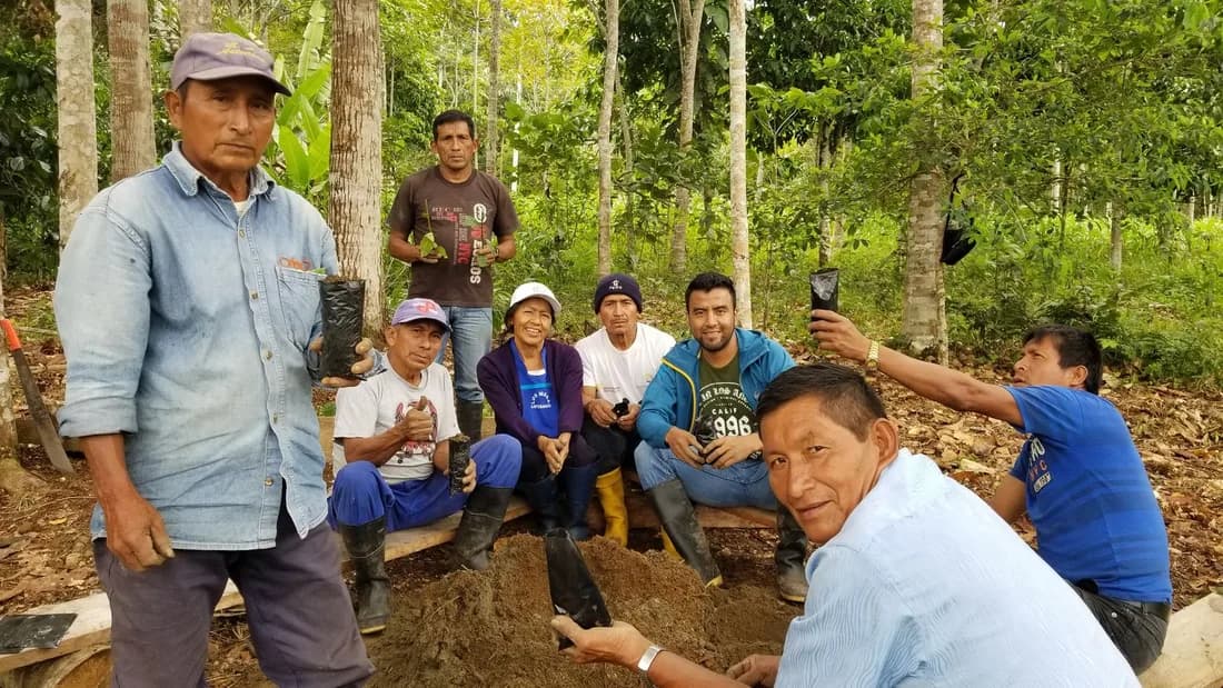 Edwin s farmáři na farmě Raywana v ekvádorské Amazonii